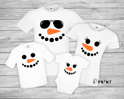 Conjunto de quatro peças de roupa branca com estampas de bonecos de neve em fundo de madeira cinzenta