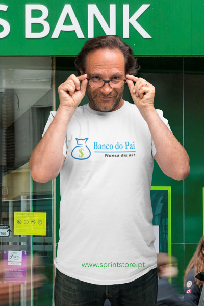 Homem com t-shirt branca Banco do Pai em frente a banco