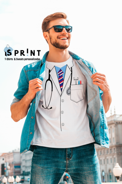 Homem com t-shirt estampada de fato médico e camisa de ganga, óculos de sol, em ambiente urbano exterior