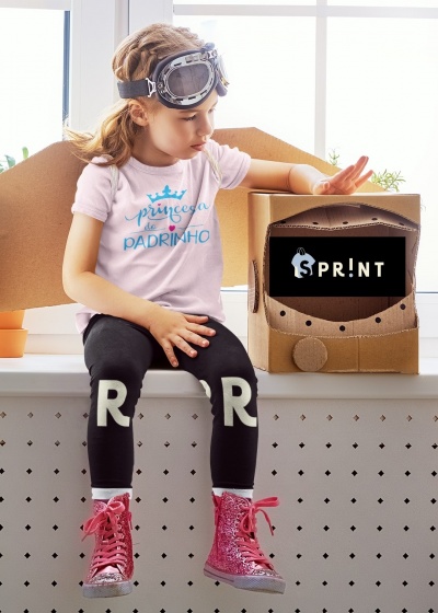 Criança com roupa e capacete de papelão com texto Sprint