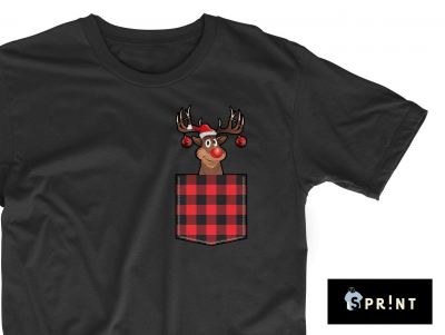 T-shirt preta com bolso xadrez e estampa de rena com fones vermelhos