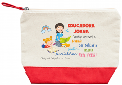 Estojo tecido creme com base vermelha e ilustração colorida de educadora e criança, texto em português.