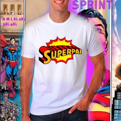 Homem com t-shirt branca estampada com texto 'SUPERPAI' em estilo super-herói, fundo colorido com imagens de super-heróis.