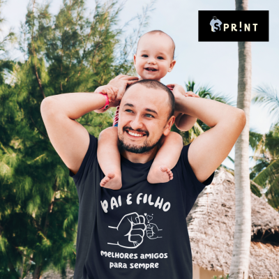 Homem com camisola preta escrita 'PAI E FILHO MELHORES AMIGOS PARA SEMPRE' com bebé nos ombros ao ar livre
