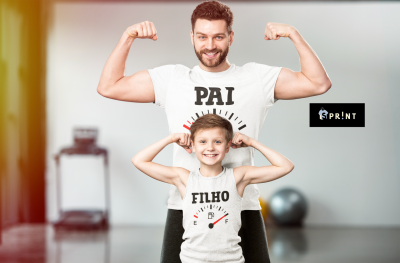 Homem adulto e criança usando t-shirts brancas com textos 'PAI' e 'FILHO' com marcador de velocidade, em ambiente interno neutro.