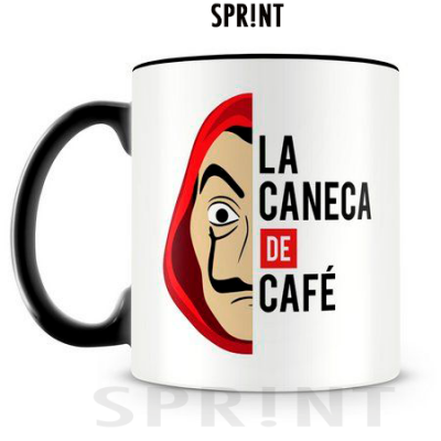 Caneca branca com pega preta e estampa de rosto com capa vermelha e texto 'LA CANECA DE CAFÉ'