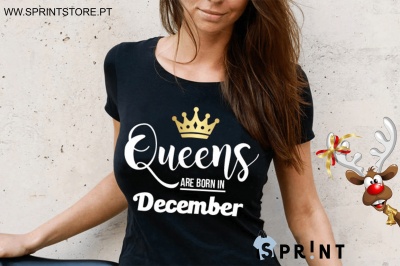Camiseta preta com texto 'Queens ARE BORN IN December' e coroa amarela