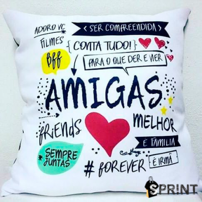 Almofada branca com texto colorido e coração vermelho