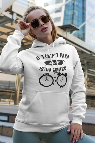 Sweatshirt branca com texto e ilustrações de relógios