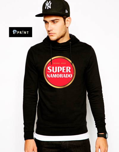 Sweatshirt preta com capuz e estampa vermelha e branca 