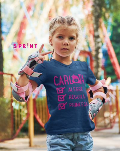 Criança com camisola azul e equipamentos de proteção numa área de parque de diversões