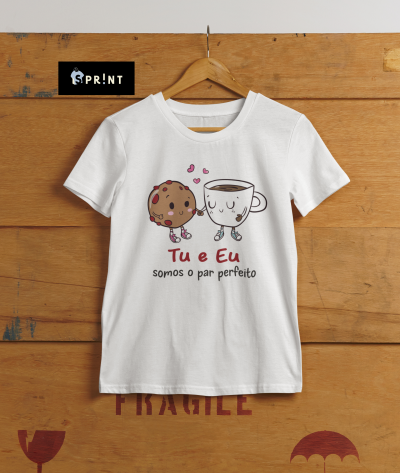 T-shirt branca com estampa de bolacha e chávena com texto em português
