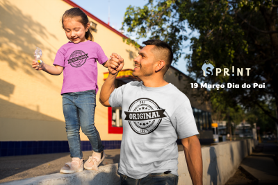 Homem e menina com t-shirts estampadas, ao ar livre, texto promocional de Dia do Pai