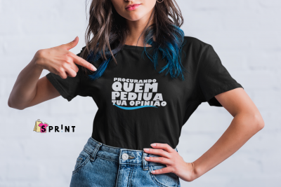 Pessoa com t-shirt preta com texto branco e calças de ganga