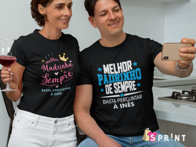 Casal com t-shirts pretas com textos em rosa e azul, tirando selfie numa cozinha