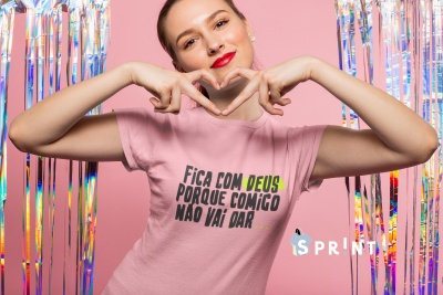 mulher a usar camisola rosa com texto e decoração prateada no fundo