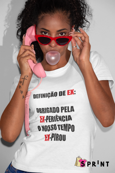 Mulher com camisa branca com texto em português, óculos de sol vermelhos, telemóvel rosa e pastilha elástica