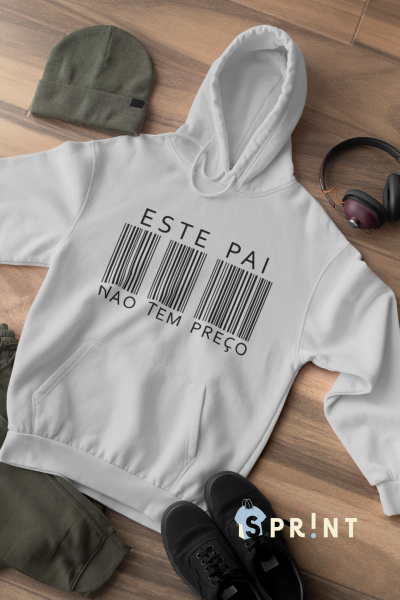 Camisola branca com capuz e estampa de código de barras e texto em português, ao lado de gorro verde e acessórios pretos.