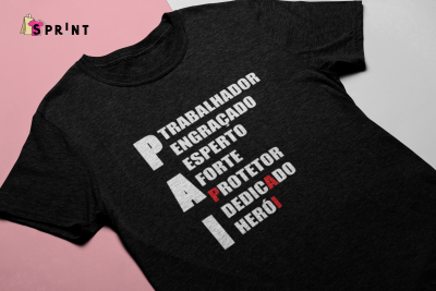 Camiseta preta com texto vertical em branco e vermelho sobre fundo rosa e cinza