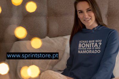 Mulher sentada em sofá com camisola azul com texto em português e texto www.sprintstore.pt