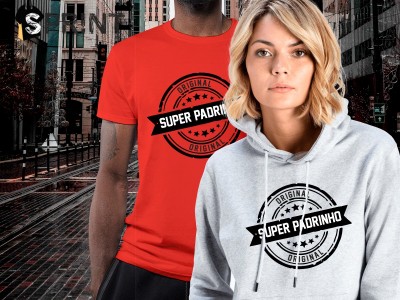 Homem com t-shirt vermelha e mulher com hoodie cinza claro, ambos com estampa 'SUPER PADRINHO ORIGINAL', em ambiente urbano.