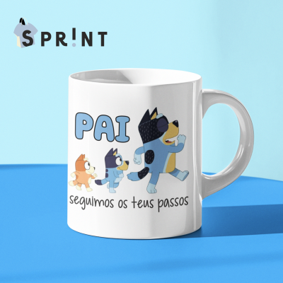 Caneca branca com ilustração de cães e texto 