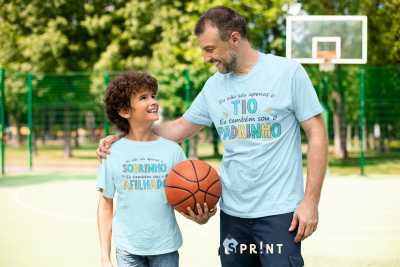 Adulto e criança ao ar livre com t-shirts azuis claras segurando bola de basquetebol.