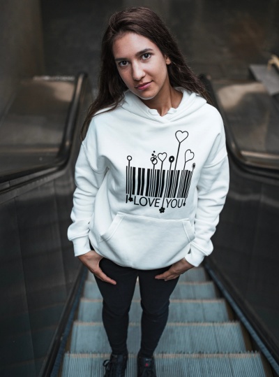 Mulher com sweatshirt branca estampada em escada rolante