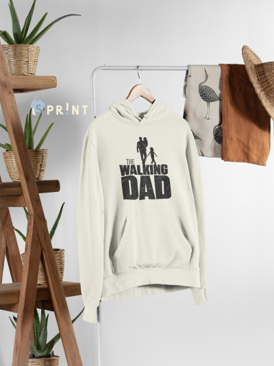 Sweatshirt branca com capuz e texto 'THE WALKING DAD' pendurada em cabide