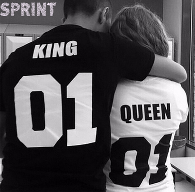 Casal usando camisolas KING 01 preta e QUEEN 01 branca, com a palavra SPRINT ao fundo