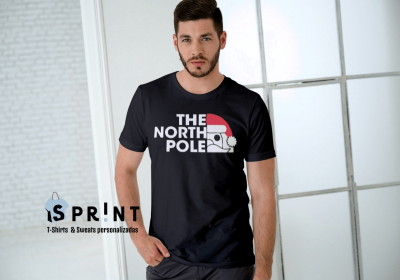 Homem com t-shirt preta estampada THE NORTH POLE
