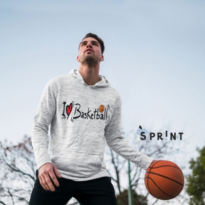 Homem com capuz cinzento claro e bola de basquetebol ao ar livre