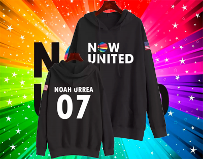 Duas sweatshirts pretas com capuz NOW UNITED com textos e números, em fundo colorido com estrelas
