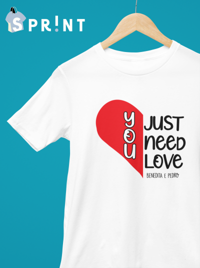 T-shirt branca com estampa de coração vermelho e texto preto