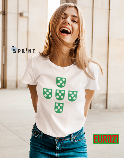 Mulher com T-shirt branca com escudos verdes e texto EURO21 em verde e vermelho