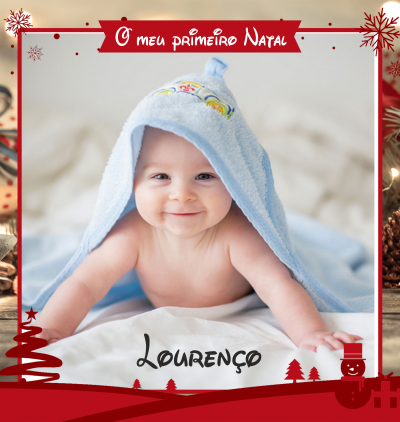 Bebé com toalha azul clara com capuz num cenário de Natal