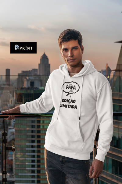 Homem com hoodie branco com texto em ambiente urbano ao pôr do sol