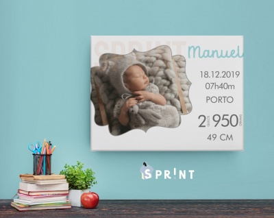 Painel decorativo com fotografia de recém-nascido e informações de nascimento em fundo azul claro