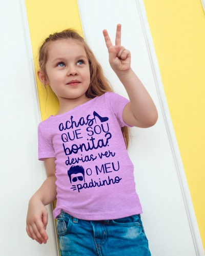 Menina com t-shirt lilás de menino. Texto azul escuro e fundo amarelo e branco.