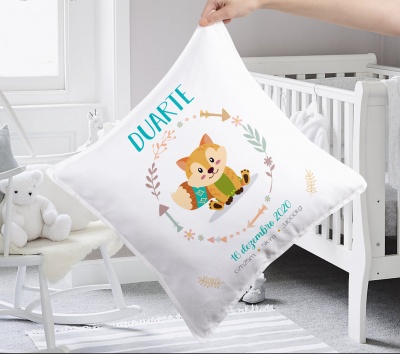 Almofada branca com estampa de gatinho, nome e data, em quarto de bebé