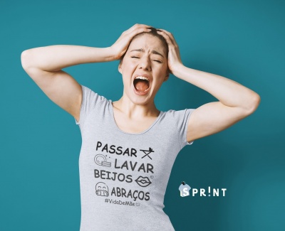 T-shirt cinzenta com texto e ícones pretos, mulher num fundo azul