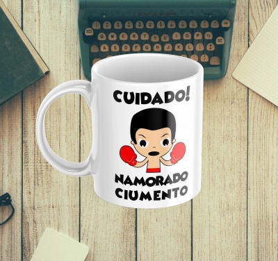 Caneca branca com desenho de rapaz de boxe e texto 'CUIDADO! NAMORADO CIUMENTO'