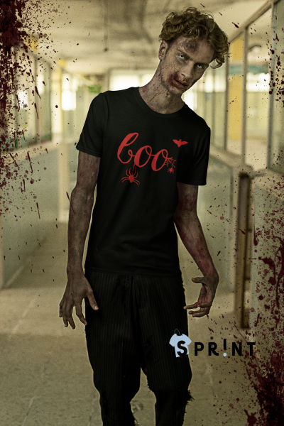 Pessoa com maquilhagem de zumbi a usar camiseta preta com estampa vermelha Halloween 'boo'