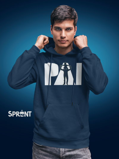 Homem vestindo sweatshirt azul escuro com capuz e estampa branca PAÍ com silhueta masculina