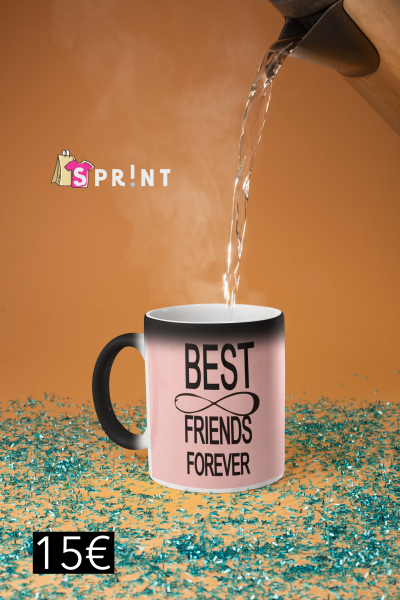 Caneca rosa com texto BEST FRIENDS FOREVER a receber água de um bule metálico, sobre confetes azuis, fundo laranja.