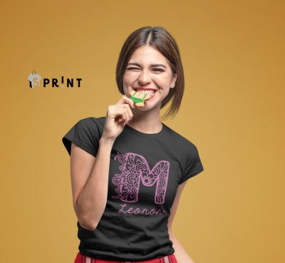 Camisola preta com estampado de borboleta e letra M rosa com nome Leonor