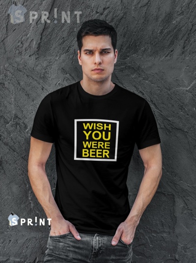 Homem com t-shirt preta com texto amarelo 'WISH YOU WERE BEER'
