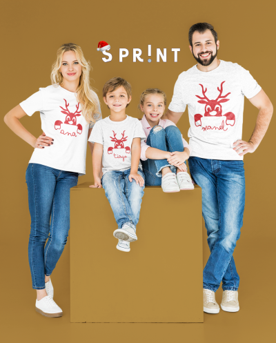 Família com t-shirts brancas e estampado de rena vermelho com nomes personalizados em fundo castanho claro com texto SPR!NT