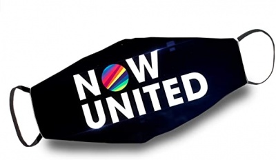 Máscara facial preta com texto NOW UNITED e círculo colorido