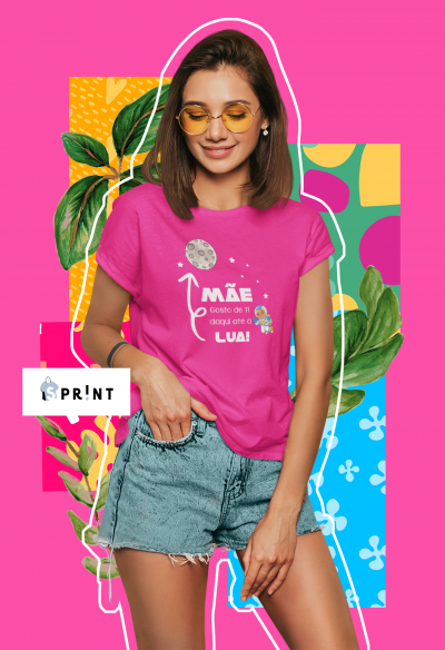 Mulher usando t-shirt rosa com estampa da lua e astronauta e calções de ganga